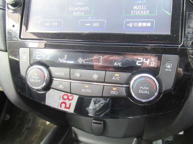 見やすいデジタル表示のオートエアコン！暑い時・寒い時も設定した温度に車内を自動で調節♪