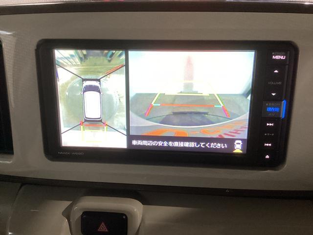 カーナビのパノラマモニター画面です。シフトレバーのＲポジションに連動して車両周囲を表示、後退時等の安全確認をサポートします。