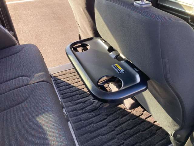 後部座席用の格納可能なテーブル。お車の中で、食事をするのにおすすめです
