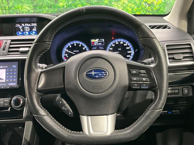 インテリアに合わせたデザインのステアリングは、運転される方のことも考え、運転しやすい形状、大きさです。是非一度、実際に触ってお確かめください。
