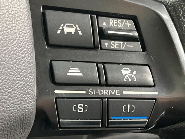 【全車速追従機能付クルーズコントロール】高速道路での長距離走行が楽に！！自動で速度を保つクルーズコントロールが、衝突軽減システムと連携し、前方の車両を感知して車間を保つように速度調節してくれます！！