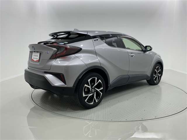全国トヨタディーラーの中でも数少ない、トヨタ認定検査員が１台ずつ内外装をチェック。