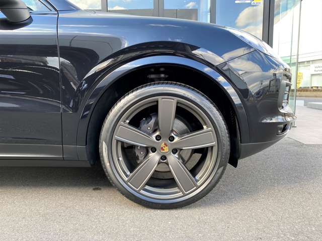 ホイール：22-inch Cayenne Sport Classic wheels サテンプラチナ塗装/ホイールアーチエクステンション（ボディカラー同色）/TPM/カラークレストホイールセンターキャップ