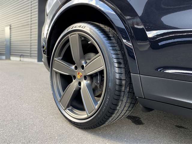 ホイール：22-inch Cayenne Sport Classic wheels サテンプラチナ塗装/ホイールアーチエクステンション（ボディカラー同色）