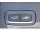 【テールゲート】スイッチ一つで開閉可能な電動開閉機能を採用。ダッシュボードとテールゲートに設置されたボタンを押すだけで自動的に開閉します。