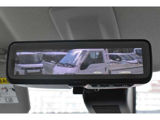 車内の状況や天候に関わらずクリアな後方視界を実現するデジタルルームミラーを装備！すっきりクリアな後方視界が得られます！