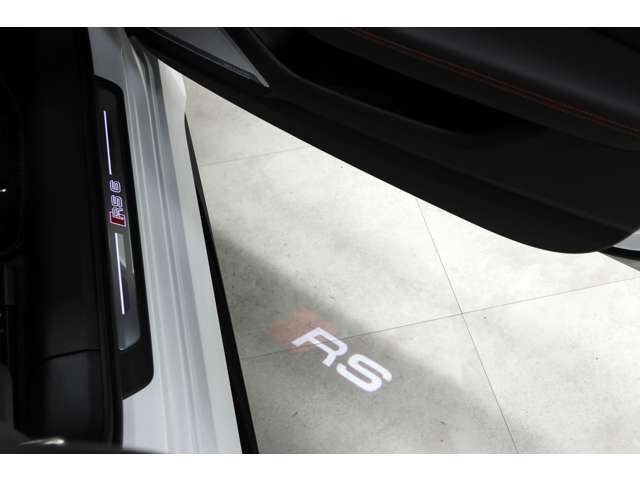 アウディ RS6アバント エアサスペンション装着車 4WD カーボンエクステリア・セラミックブレーキ 東京都の詳細画像 その15