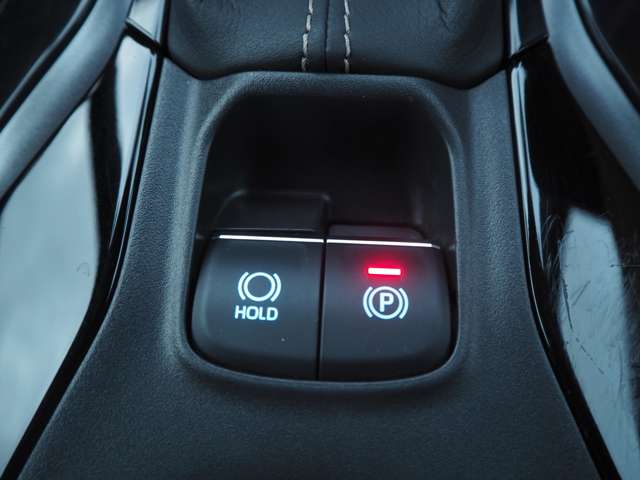 停車時にも足に負担のかからないブレーキホールド機能付き！