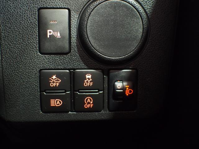 運転席右側のスイッチパネル。左上は前後コーナーセンサーのスイッチ。後退時等の低速走行時に障害物に接近した際、ドライバーに警告音でお知らせ。運転をサポートする機能です。