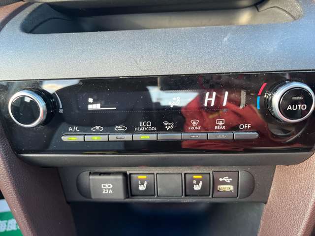 スマートキー標準装備です。車に近づいてリクエストスイッチを押せばドアの開閉ができます。更にエンジンの始動もカギを挿さずに出来ます。防犯面でも安心に繋がります。