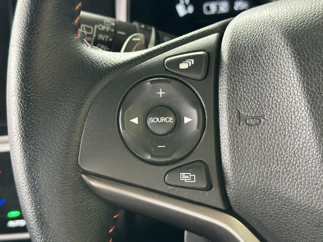 オーディオリモコン付きでハンドルを握ったままオーディオ操作が可能です。