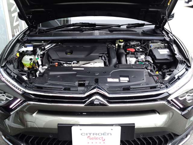システム合計出力225ps・システム合計トルク360Nm（フランス本社公表値）、EV走行換算距離66km（WLTCモード）の1.6PureTechガソリンターボエンジンとフロントアクスルに搭載した高効率電動モーター。