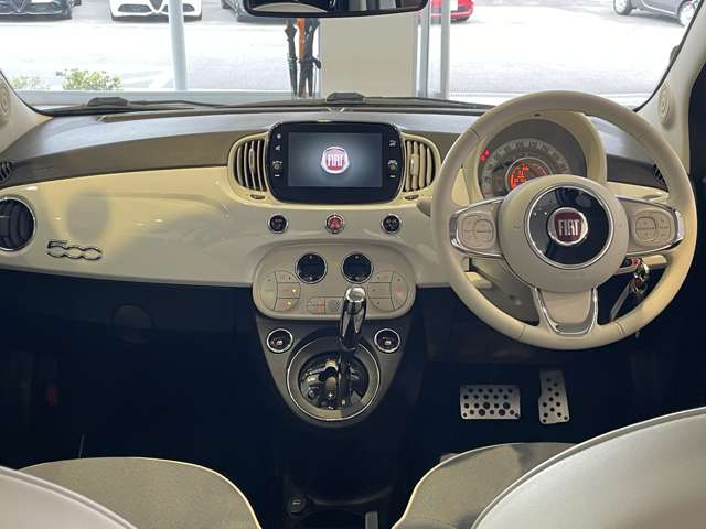ボディ同色パネルを採用したFIAT500らしいインテリアです。