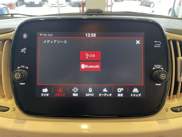 操作性に優れた純正Uconnectオーディオを装備しています。ハンズフリー通話や音楽再生に対応しています。
