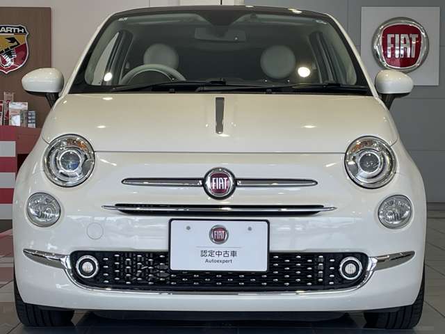 FIAT500らしい愛らしいフロントフェイス。クロームアクセントが上質感を高めています。丸型ヘッドライトとクロームグリルが印象的。時代を超えて愛されるデザインです。