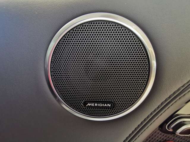 【MERIDIANシグネチャーサウンドシステム】英国の歴史あるオーディオブランド「MERIDIAN」の音響システムを搭載。車内音響を臨場感豊かに、いつものドライブを「想い出」に変えてくれます。