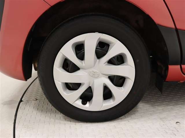 タイヤサイズは１８５／６０Ｒ１５！納車前の点検時にタイヤ交換させていただきます！ホイールキャップに傷があります。