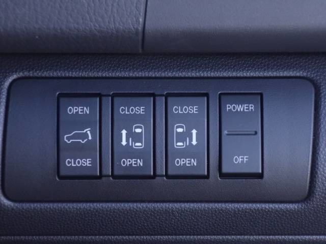 ドアの開閉は、アドバンストキーや運転席右下のスイッチを押すだけの簡単操作です。スライドドア前端部の上下方向にセンサーにより、指や荷物等の挟み込みを抑制し、お子様を載せられる際でも安心して使用できます。