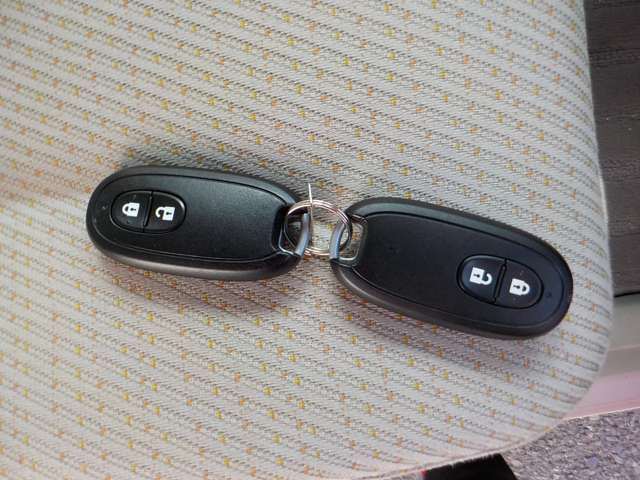 ■スマートキー（スペアあり！）■スマートキー装備で、持ってるだけでボタンを押せば施錠と開錠からエンジン始動まで可能です。賢く便利なスマートキーは、バッグやポケットからカギを探し出さなくても大丈夫です。