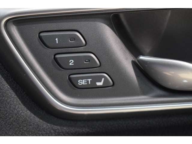 「ドライビングポジションシステム」ボタンが付いています。2名の方のシートポジションを記憶しておくことができます。