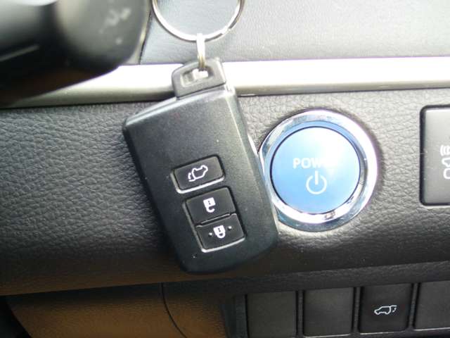 スマートキーで鍵を取り出さなくてもドアロックの施錠・解錠ができます。プッシュスタートでエンジンもかけれます。