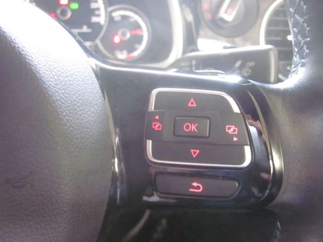 ■ ステアリング右スイッチです。液晶ディスプレイパネルで航続距離やその他車両情報が映れます。