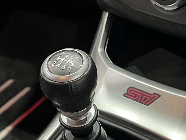 ６速ＭＴ／４ＷＤ／黒半革レカロシート／スマートキー／ＥＴＣ／ストラーダナビ／地デジ／ＨＩＤヘッドライト／ヘッドライトウォッシャー／純正ＡＷ／ターボ
