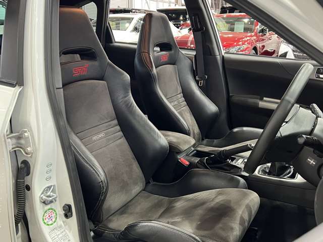 ６速ＭＴ／４ＷＤ／黒半革レカロシート／スマートキー／ＥＴＣ／ストラーダナビ／地デジ／ＨＩＤヘッドライト／ヘッドライトウォッシャー／純正ＡＷ／ターボ