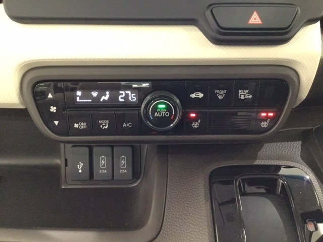 オートエアコンがついてます。パネル内のシートヒータースイッチは前席の左右別々にHiとLoの2段階で温度設定ができます。