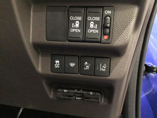 ★運転席の周りには手の届く範囲に両側電動スライドドアの操作スイッチ・ＥＴＣがついています。また、スマートキー付きですからドアロックの開閉およびエンジンスタートが楽々です。