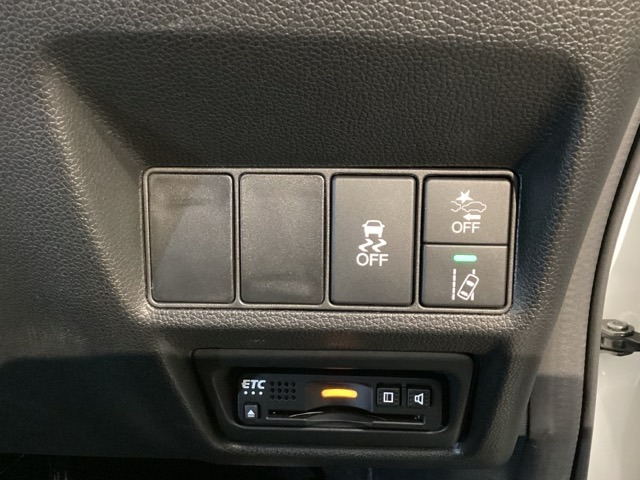 ハンドルの右側にはHondaセンシング用の、レーンキープアシストシステムのメインスイッチとVSA（ABS＋TCS＋横滑り抑制）の解除スイッチなどがついています。