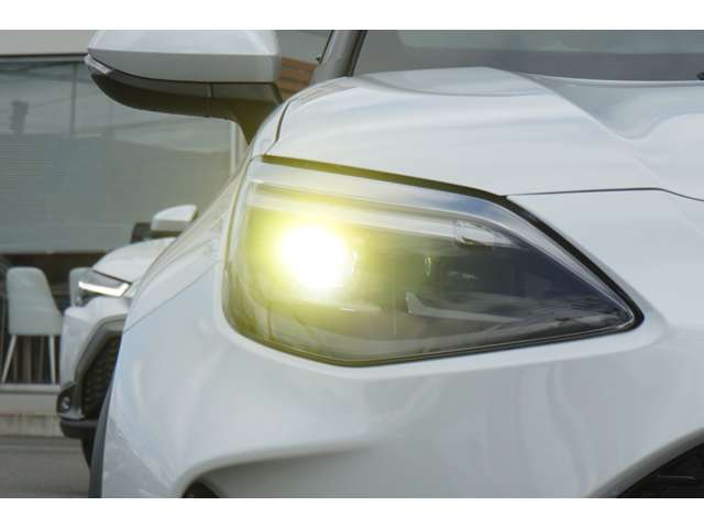 オートマチックハイビームLEDの点灯・消灯を制御し、先行車や対向車に光が当たる部分を自動的に遮光できるアダプティブハイビームシステムと、ハイビームとロービームを自動で切替えるオートマチックハイビーム。