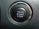 プッシュスタートは、ブレーキペダルをしっかり踏み込んだ状態でプッシュスタートスイッチを押すだけでエンジンを始動させることができます。スマートキーを使うので、鍵を挿し込む必要がありません。