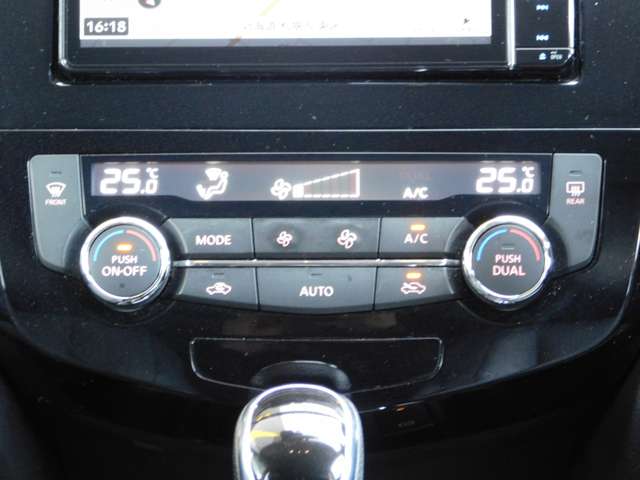 車内の温度調節が簡単にできるオートエアコンです。運転席と助手席で別々に温度設定が出来るので快適にドライブを楽しめます。