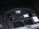 トランクの下にはバッテリーと工具、パンク修理キットが格納されています。