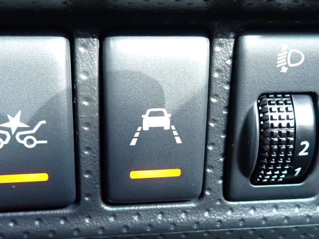 LDW（車線逸脱警報）が装備されておりドライバーが意図せずに白線を跨ぐと警告音で注意を促してくれます♪