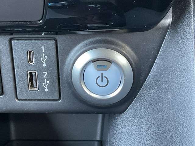 インテリジェントキーのパワースイッチです。走行システムはブレーキペダルを踏みながらこのスイッチを押すだけで起動できます。また起動音も変更できます。