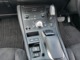 中央部に配置されたスイッチパネルで各種操作を行います。　マウスの様なスイッチは運転席からでも助手席からでも操作がし易くなっております。
