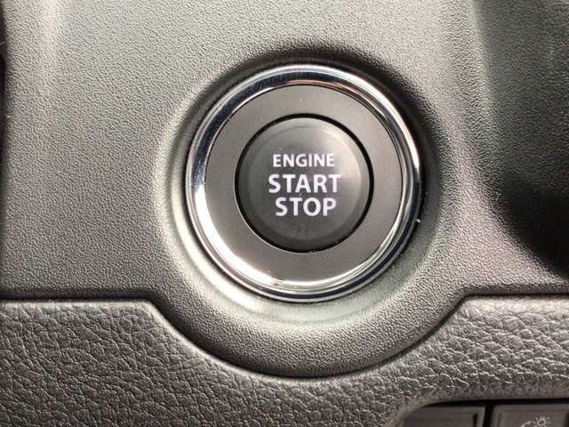 エンジンスタートは鍵を差して回す必要はなし！車内に鍵があれば（ズボンのポケットに入れたままでもＯＫ）ブレーキを踏みながらスタートストップボタンをプッシュ！
