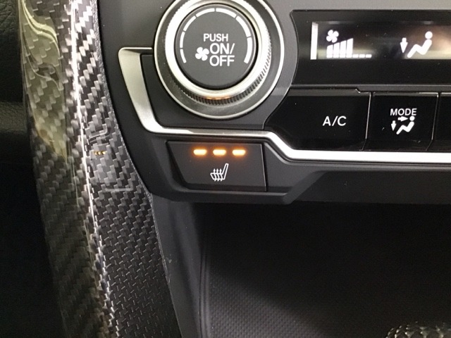 運転席/助手席シートヒーターで寒い日もすぐに温かくなり快適に過ごせます。3段階の温度調整が可能です。