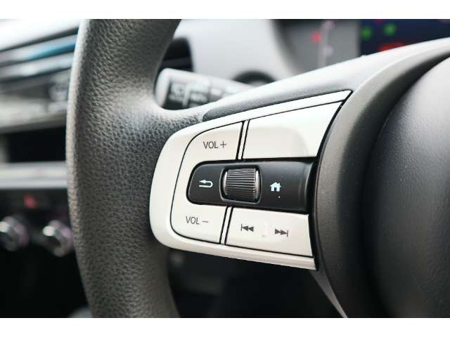 ステアリングスイッチ付きなので、運転中も安全に手元でオーディオの操作ができます！