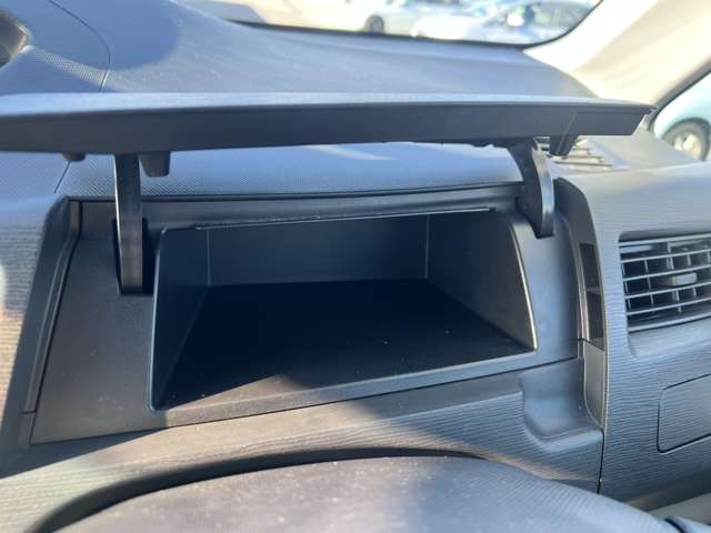 運転席の前にも収納BOXがございます！手が届きやすい場所にございますので、よく使うもの等を収納しておくのにも便利です♪