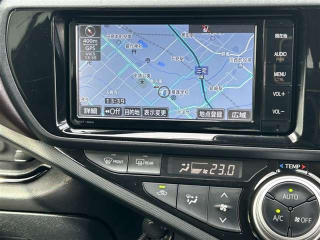 純正ナビを装備。タッチパネル式で使いやすく、お出かけもラクラクです。