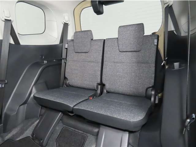 便利な５：５分割可倒式シートです。収納と乗車人数のバランスに優れています♪荷物の大きさに応じたラゲージスペースをフレキシブルに作り出せるので、シーンに応じた使い方ができます♪