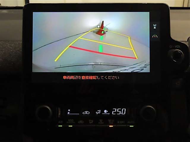 後方の見える安心をお届けするバックガイドモニター付：バックするときのアシストラインもあって楽々バック！車庫入れや縦列駐車をサポートし、苦手な駐車も安心です！今やもう手放せない装備ですネ♪