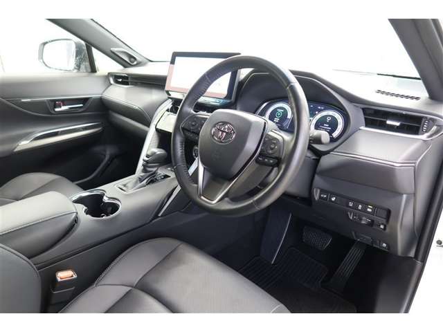 【運転席＆助手席】落ち着いた色合いのシート色です。パワーシートで微小な位置調整も可能です。パワーシート可動時の静かなでスマートな音は上質さと高級感を感じさせてくれます。