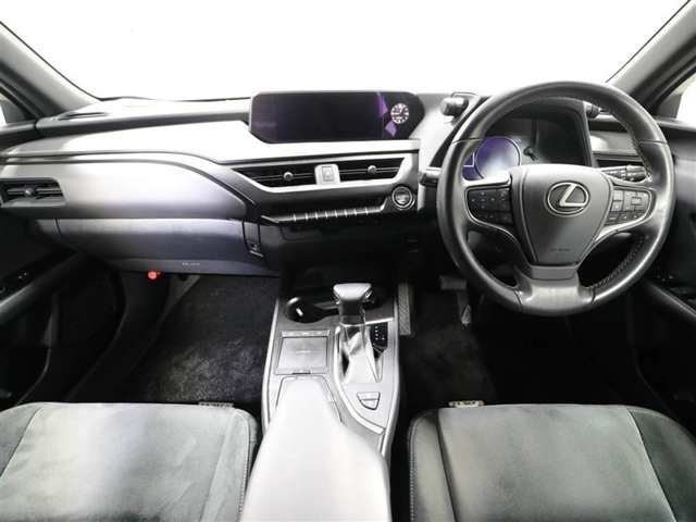 上質で落ち着いた印象のインパネ。視界も広々で運転しやすいです。