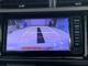 ディスプレイに後方の視界を表示し、車庫入れをサポート「距離目安線」「車幅延長線」およびステアリング操作に連動する「予想進路線」を画面に表示します。※必ず車両周辺の安全を直接確認してください。