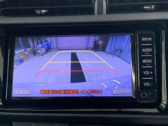 ディスプレイに後方の視界を表示し、車庫入れをサポート「距離目安線」「車幅延長線」およびステアリング操作に連動する「予想進路線」を画面に表示します。※必ず車両周辺の安全を直接確認してください。