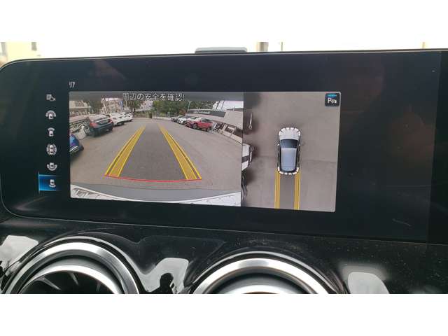 【３６０度カメラシステム】リバースと連動し、車両後方の映像をディスプレィに表示歪みの少ないカメラにより鮮明な画像で後退の運転操作をサポートします。
